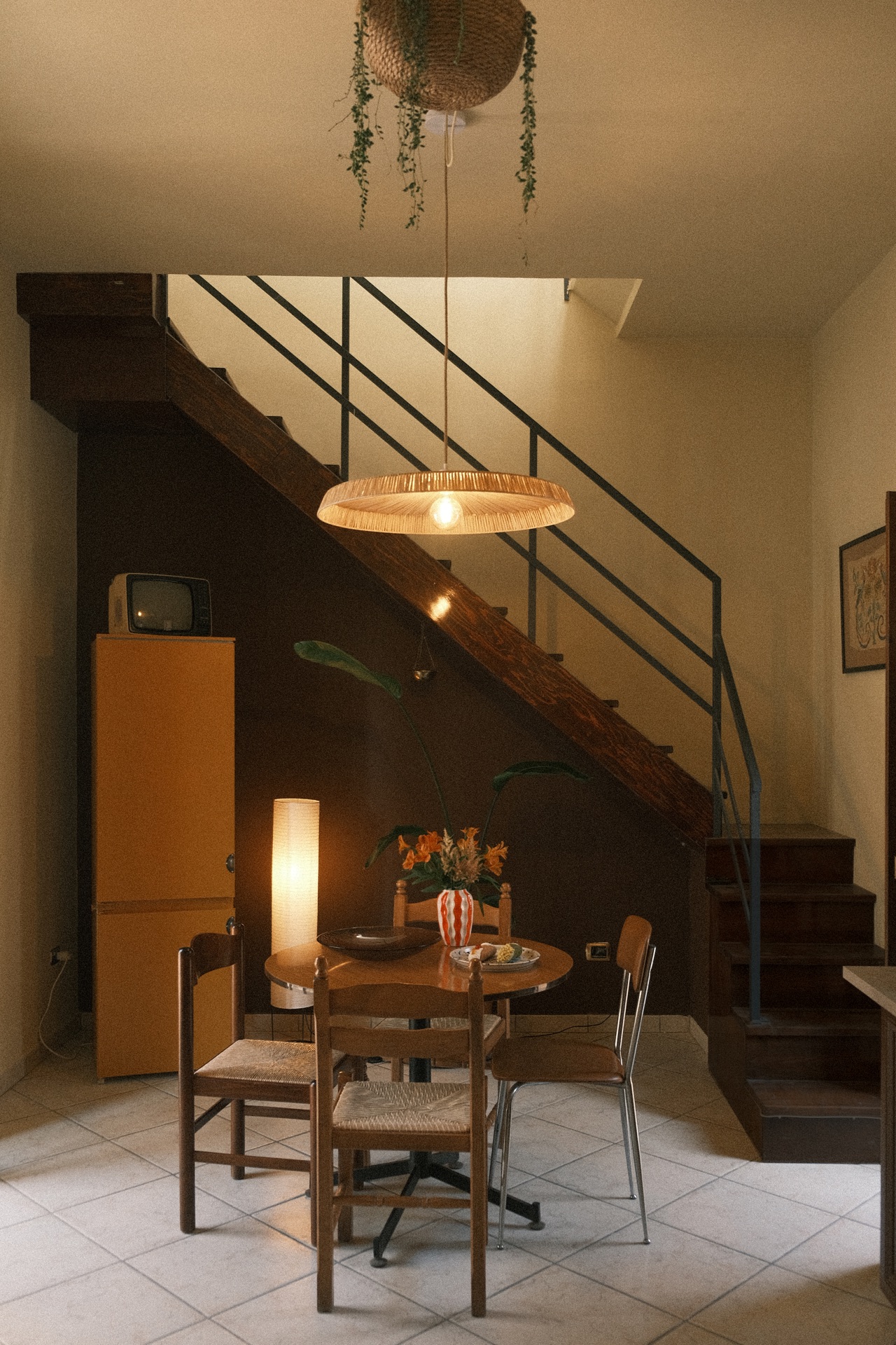 Sala da pranzo di Casa Passìa con scala interna